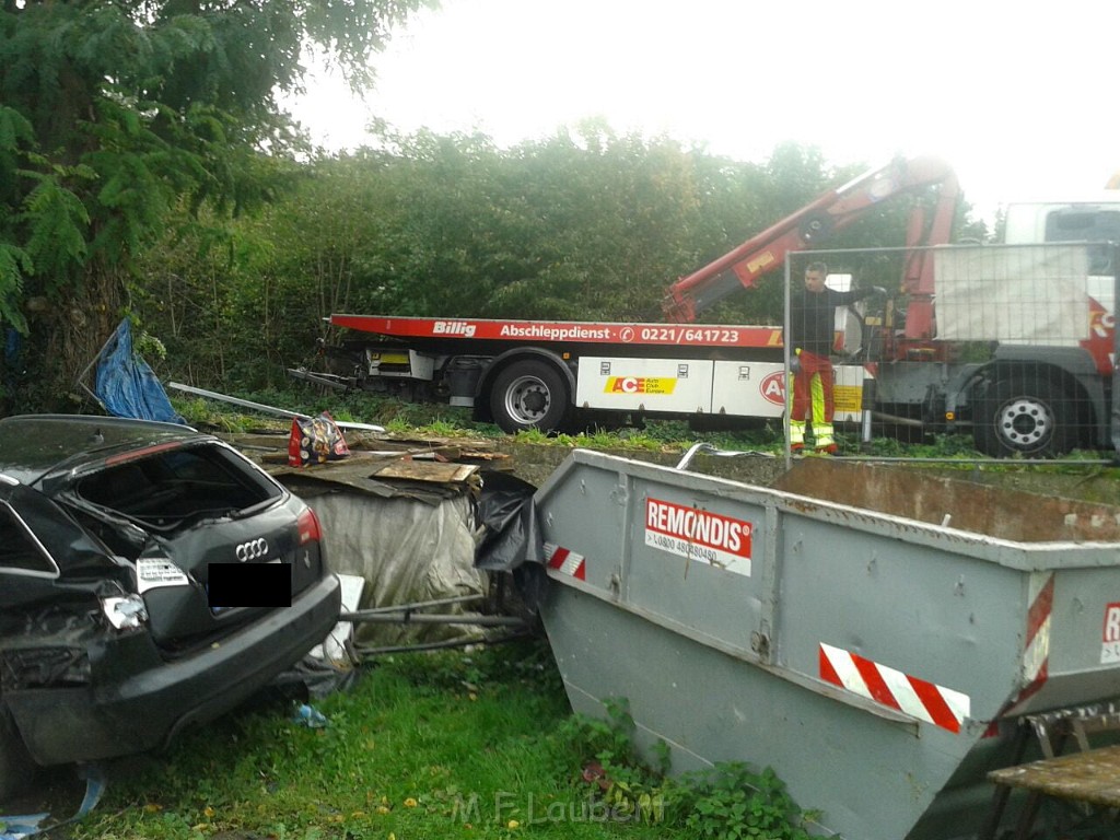 VU PKW landet wieder mal in Kleingartenanlage Koeln Vingst Vingster Ring P18.jpg